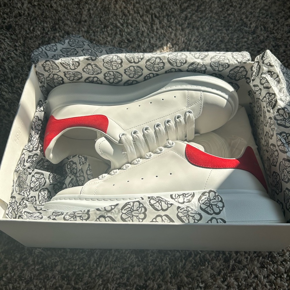 Alexander McQueens White & Red - Picture 2 of 5